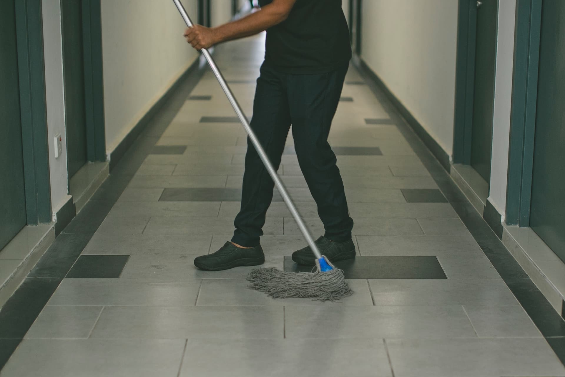 How To Choose The Right Commercial Cleaner For Your Business 3